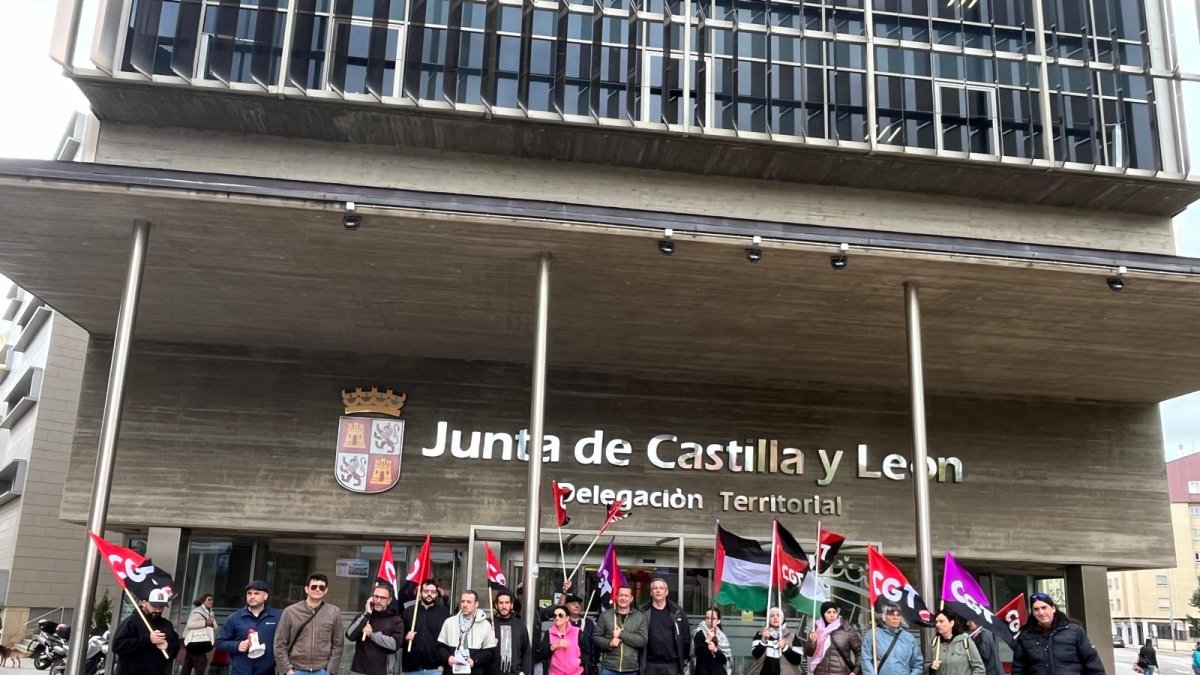 Participantes en la movilización convocada por CGT para pedir el fin del ataque de Israel a Palestina