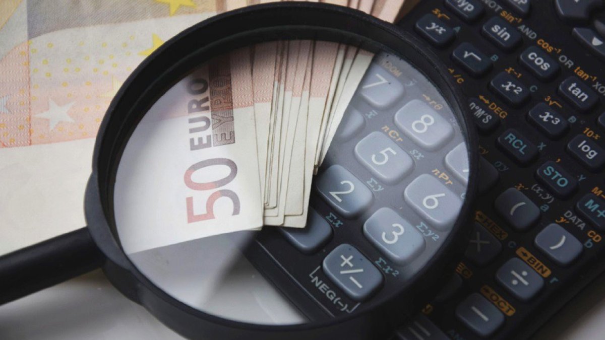 Archivo - Calculadora y dinero.