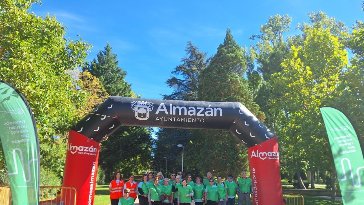 La Arboleda de Almazán ha acogido este domingo la Marcha Solidaria Almazán contra en Cáncer con cerca de 600 participantes.