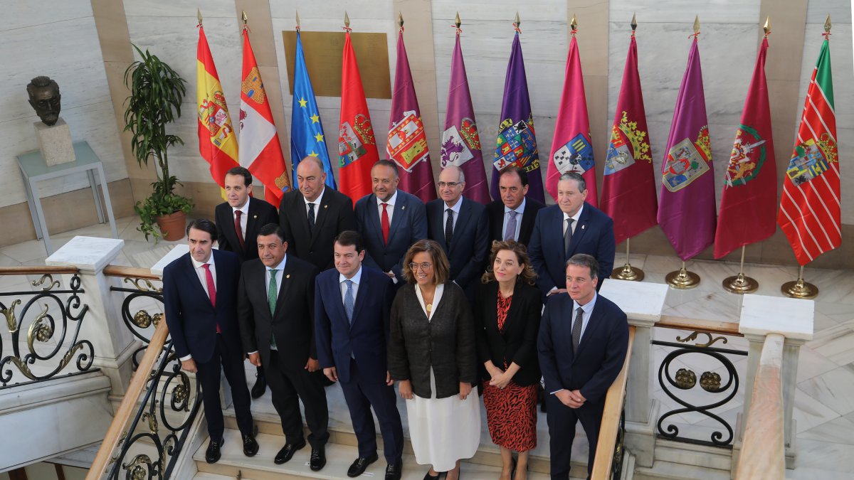 El presidente de la Junta de Castilla y León, Alfonso Fernández Mañueco, preside el acto de firma de varios protocolos en materia de vivienda.