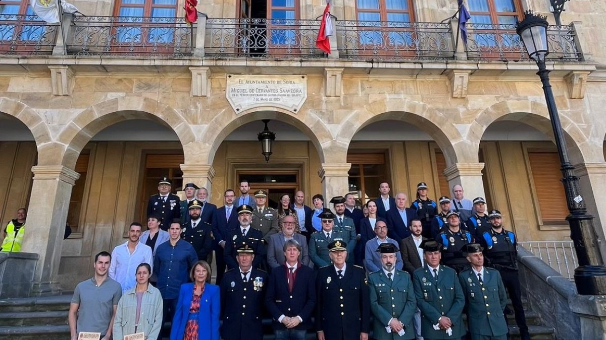 Agentes de la Policía Local, autoridades y miembros de otros cuerpos policiales tras el acto.