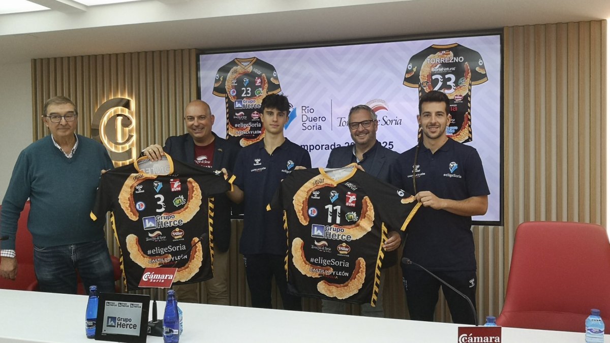 Representantes del C.V. Grupo Herce Río Duero y la Marca de Garantía del Torrezno de Soria durante la presentación de la camiseta.