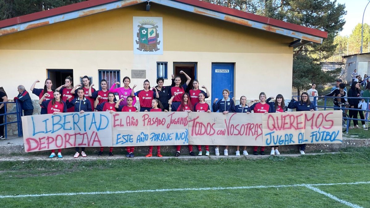 Las jugadoras del Norma San Leonardo con el cartel de protesta en el primer partido liguero.