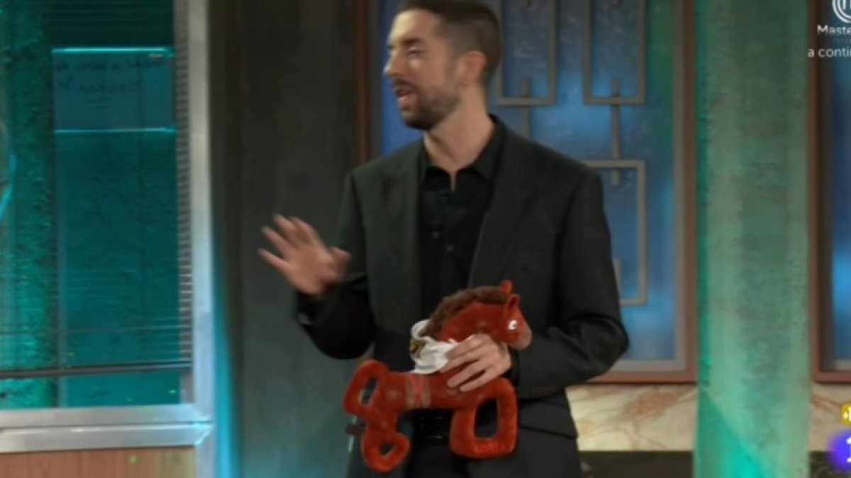 David Broncano, en 'La Revuelta' con un cabalito de Soria de peluche en la mano.