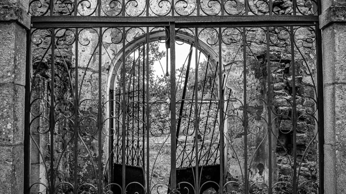 La Muedra solo puede fotografiarse cuando el nivel del embalse está muy bajo.