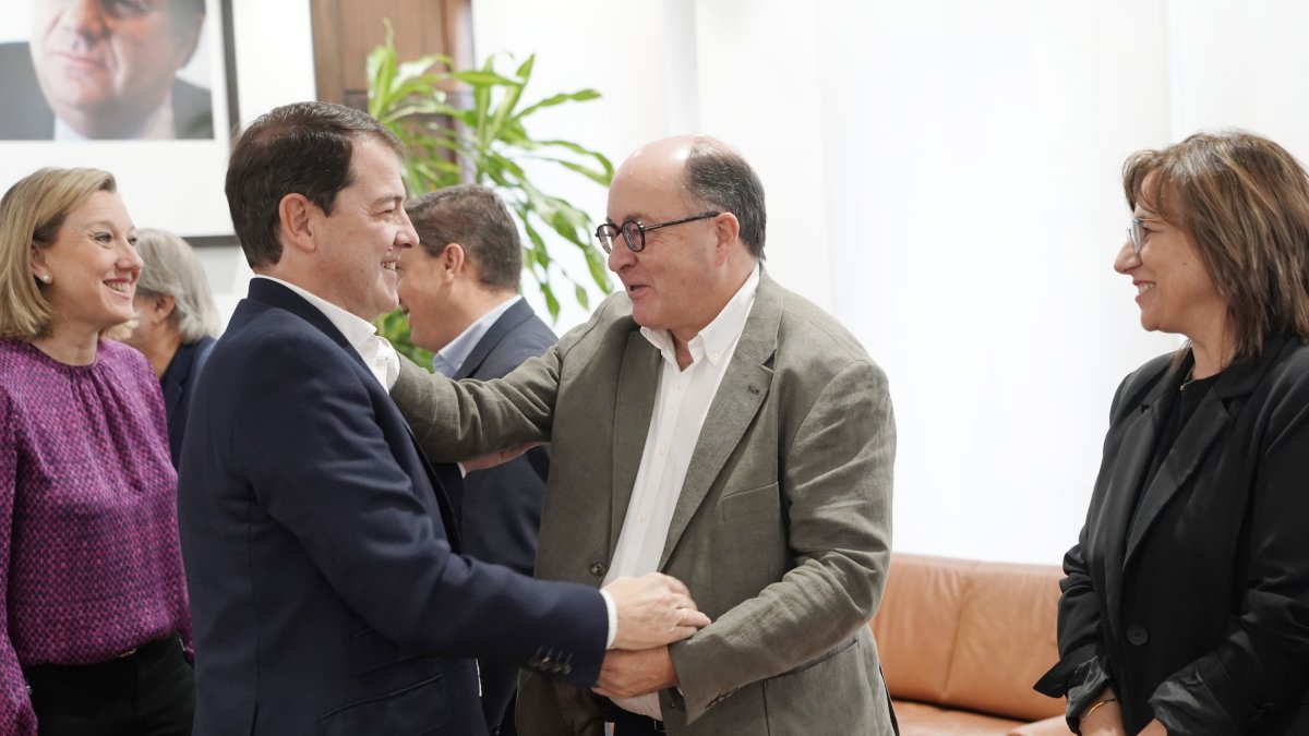El presidente de la Junta de Castilla y León, Alfonso Fernández Mañueco, en el encuentro con asociaciones y entidades de inclusión social de la Comunidad.