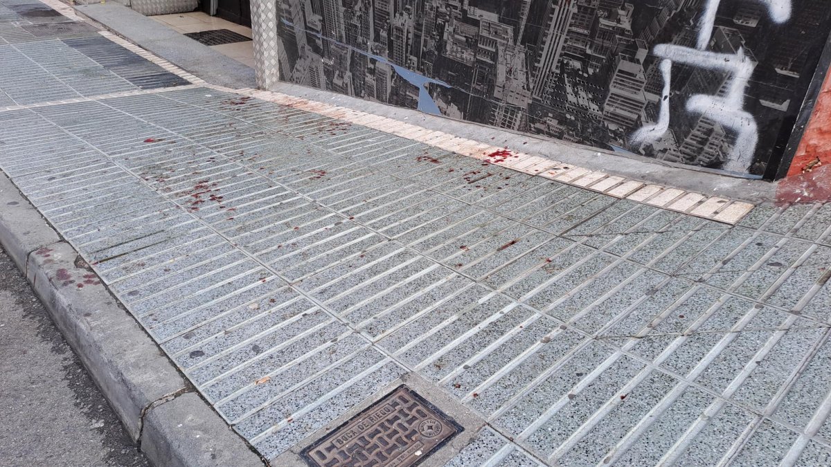 Lugar del suceso esta mañana sobre las 10.30 horas, aún con los restos de sangre.