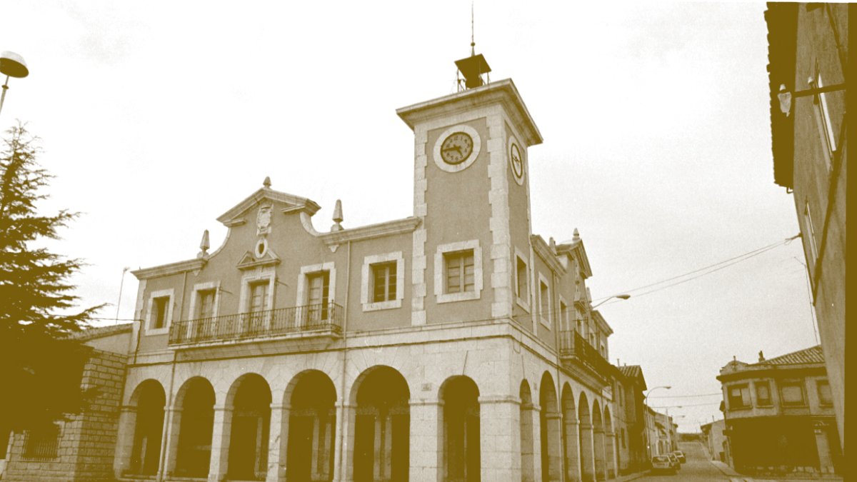 Ayuntamiento y calles de Bayubas de Arriba.
