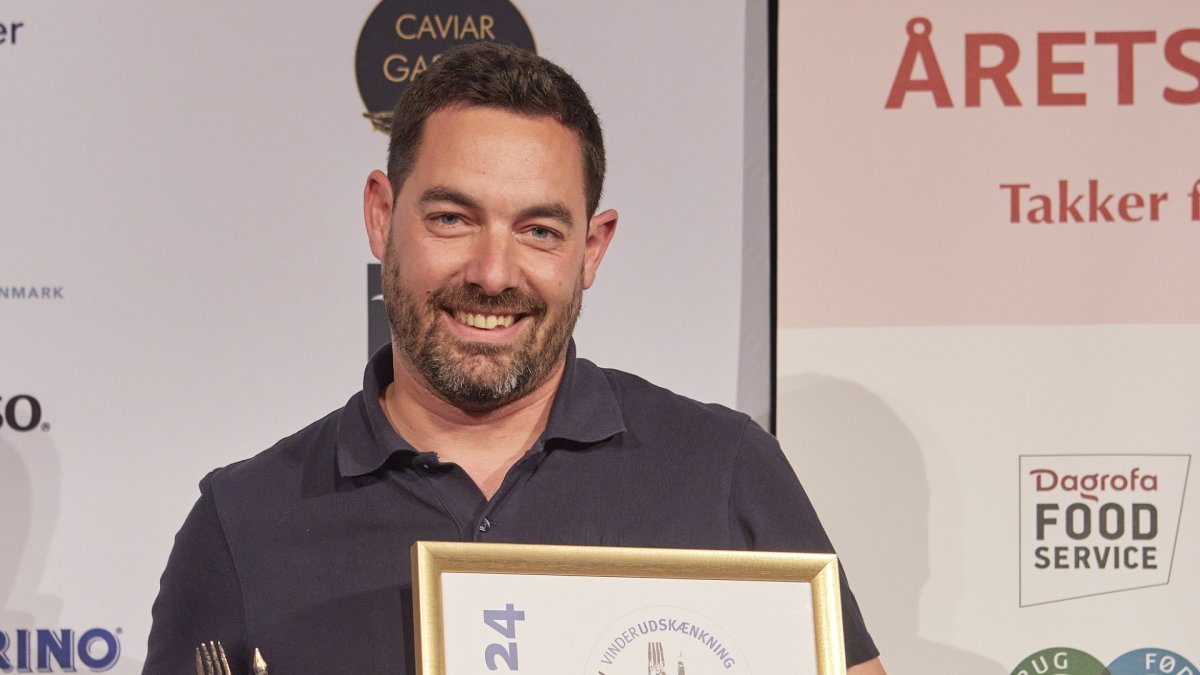 Alberto Segade con su premio a Mejor Sumiller del Año en Dinamarca.