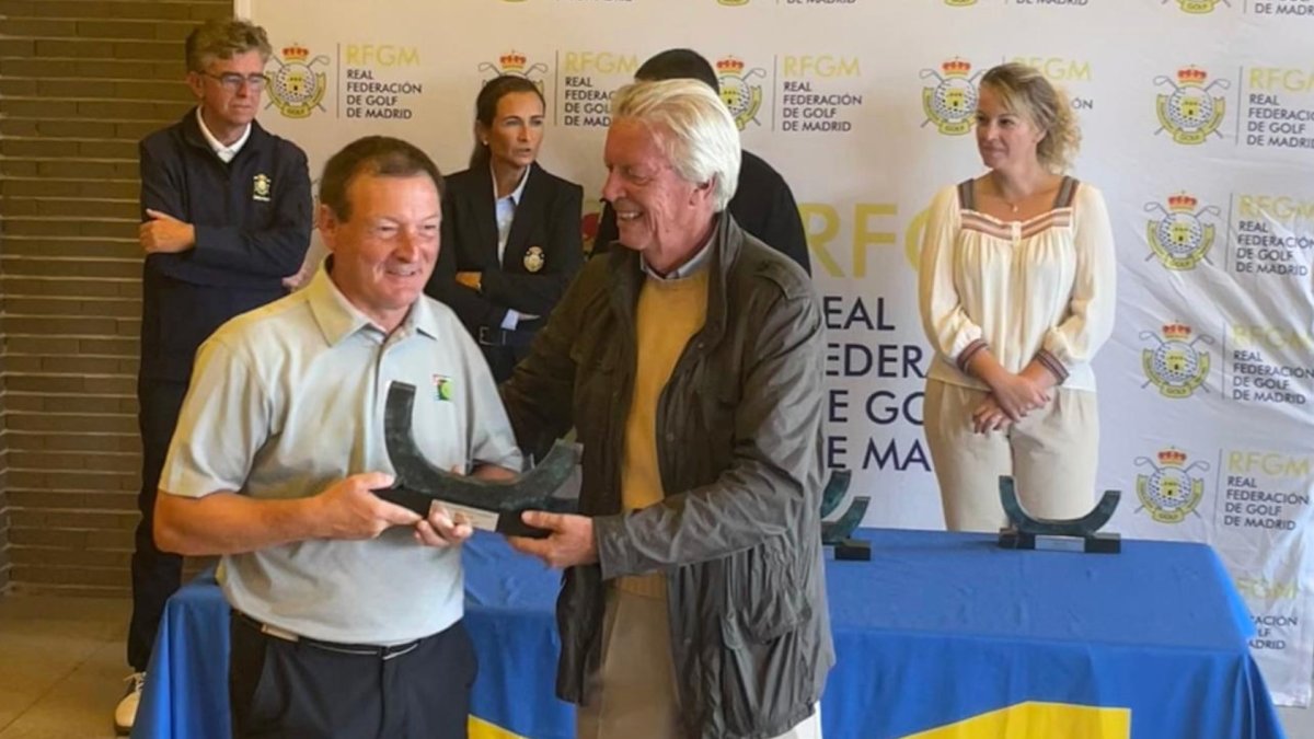 José Luis Pascual recibiendo el premio.