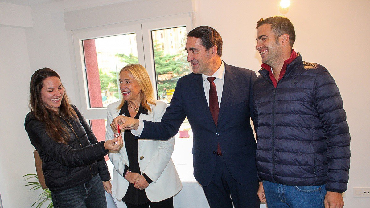 El consejero de Vivienda entrega las llames a los arrendatarios de las viviendas sociales de Soria.
