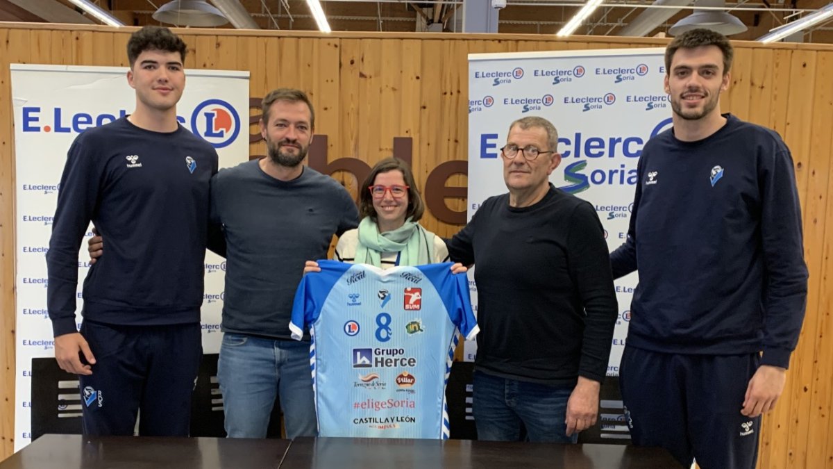 Moisés Rodrigo, a la izquierda de la imagen, durante su presentación como jugador celeste.