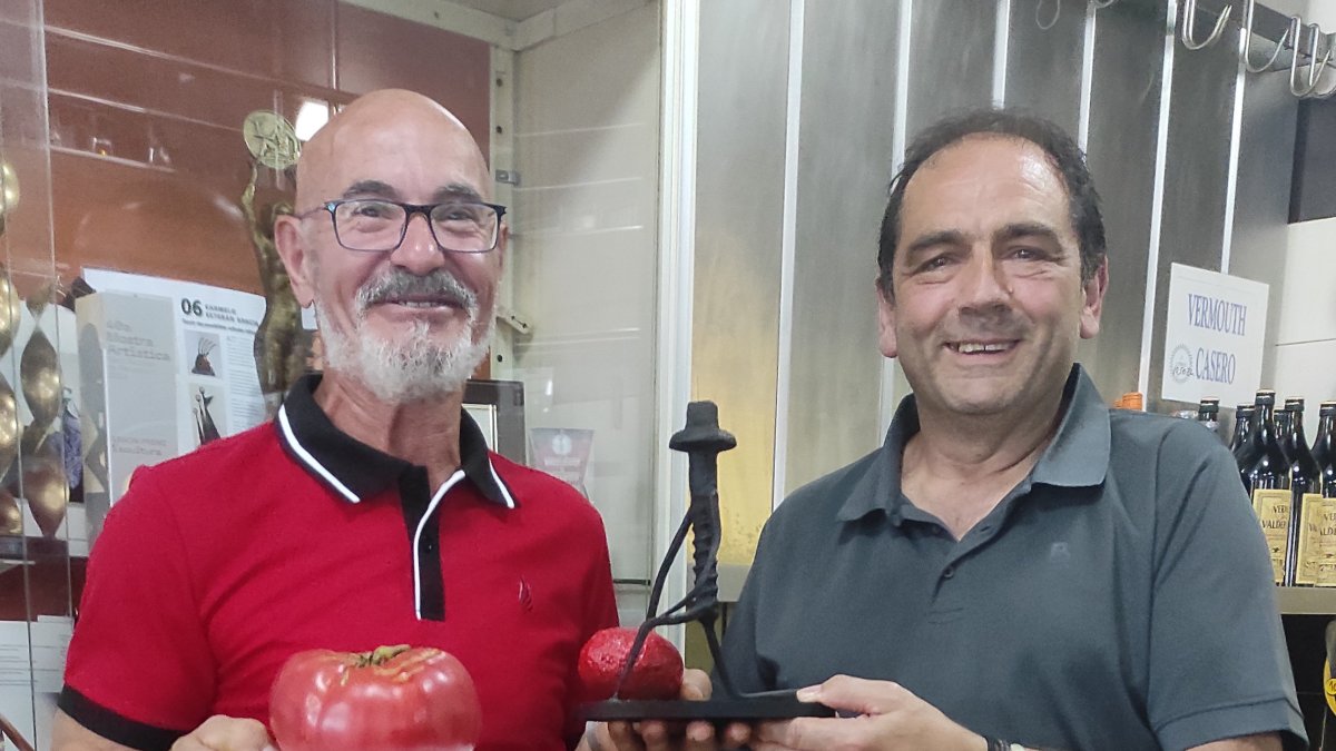 Fernando Jiménez, a la izquierda, y Carmelo Esteban, autor de la obra del premio.