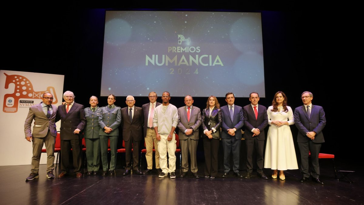 Los galardonados posan con autoridades y representantes de Heraldo Diario de Soria en la gala de los Premios Numancia 2024.