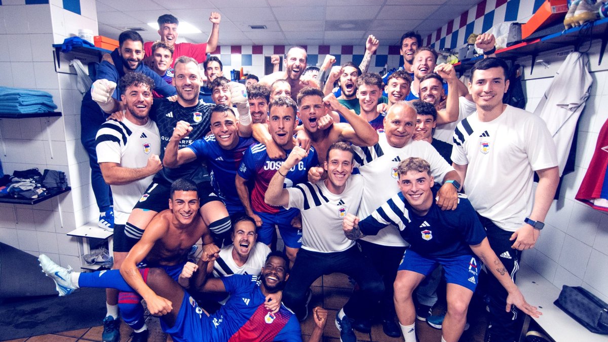 Los jugadores del Langreo celebran una de las victorias de esta temporada.