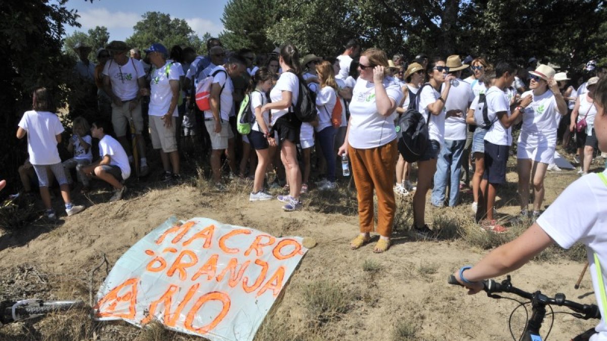 Protestas por la construcción de la granja en Cidones en una foto de archivo.