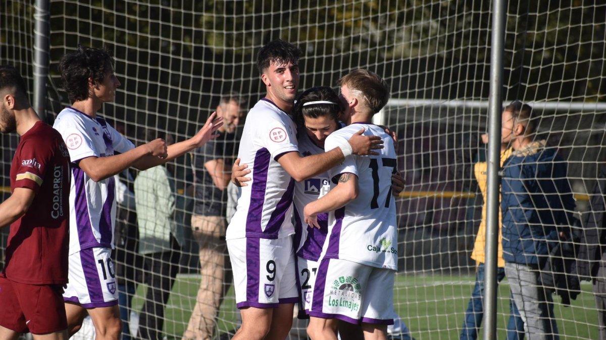 Los jugadores del filial rojillo celebran uno de los goles anotados.