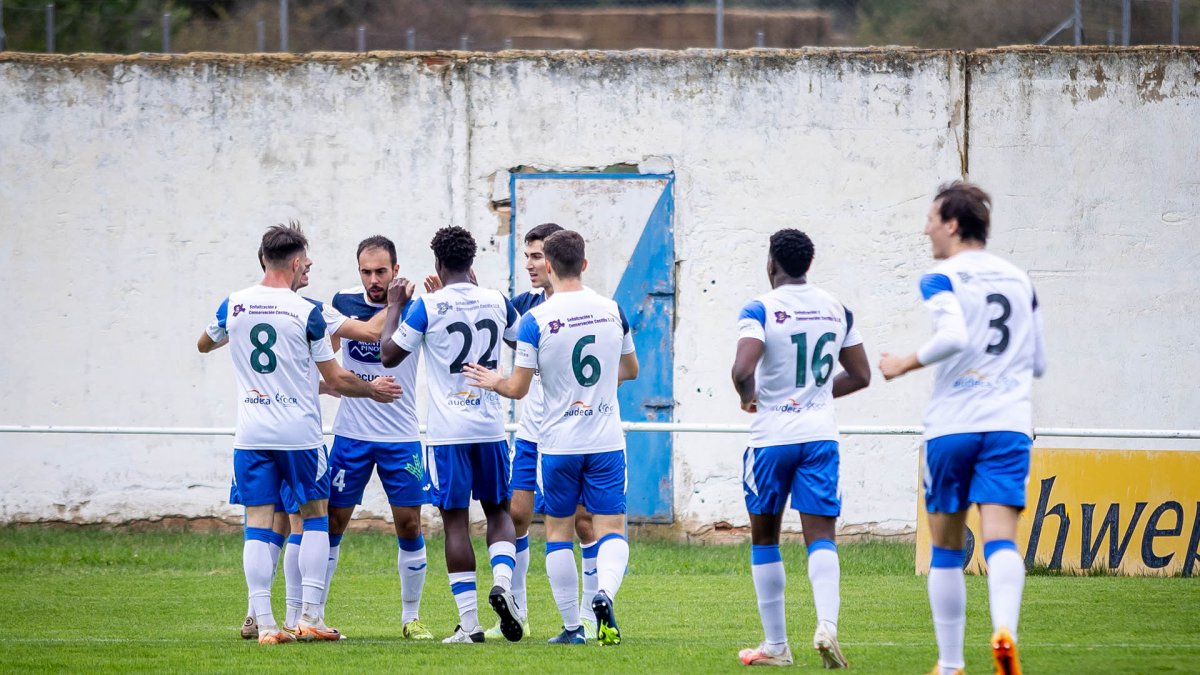 Los jugadores del Almazán celebran un gol en un encuentro de otra jornada disputado en La Arboleda.