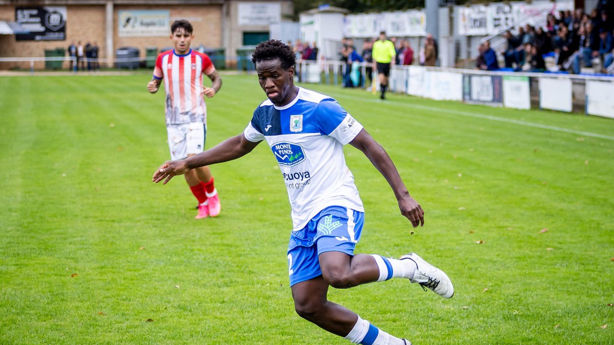 Un jugador del Almazán durante un partido disputado en La Arboleda.