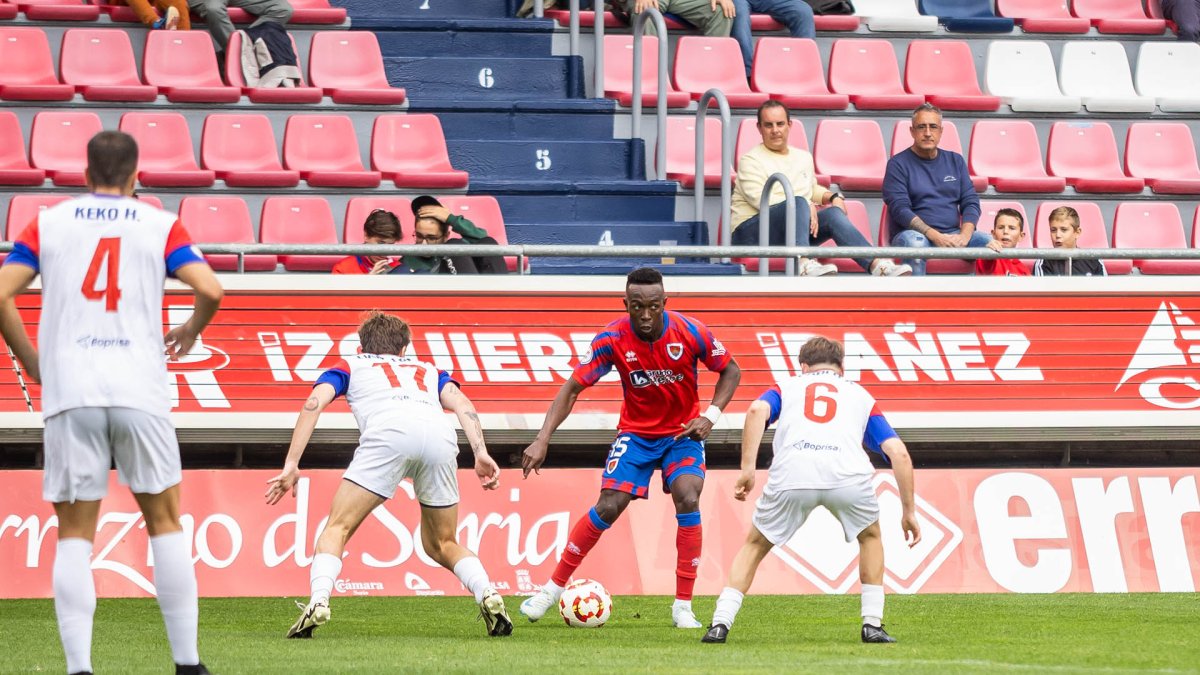 Góngora trata de encarar a dos rivales en el choque ante el Langreo.