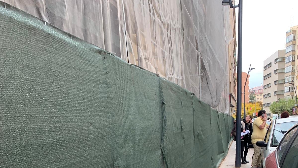 Cascote caído en plena Avenida de Navarra.