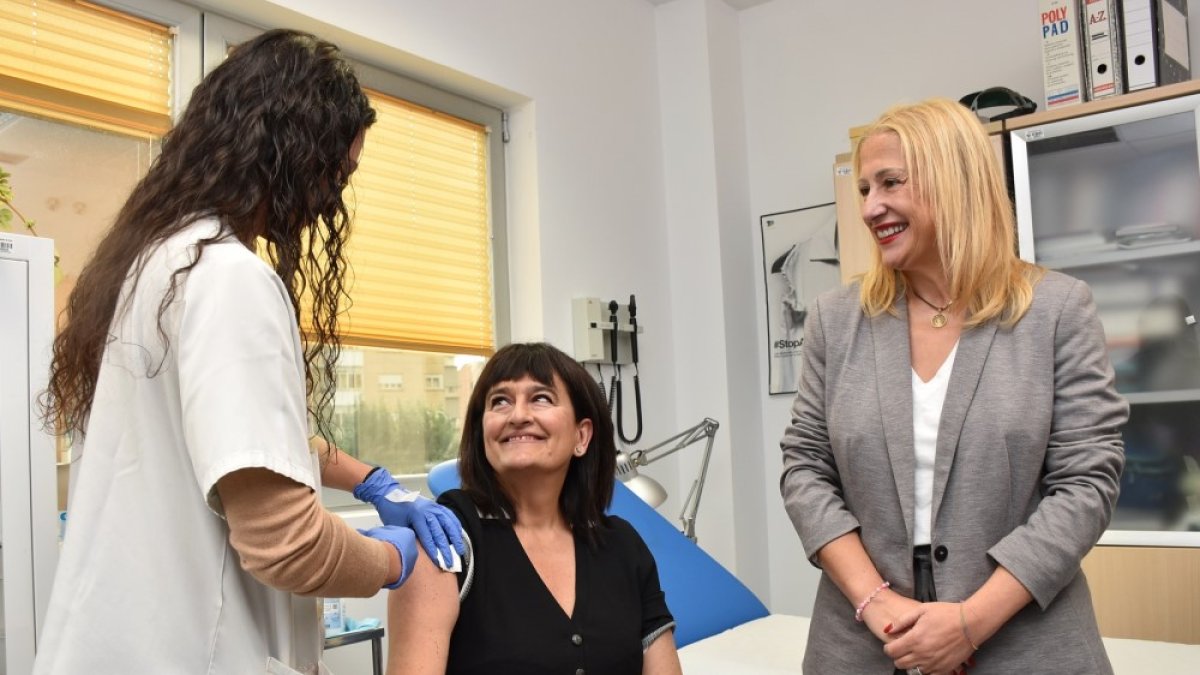 La doctora Elena del Vado recibe la vacuna.