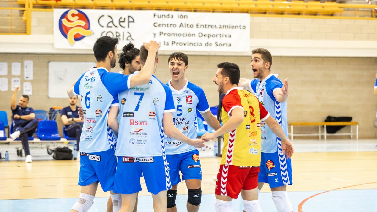Los jugadores del C.V. Grupo Herce celebran uno de los puntos conseguidos el pasado domingo ante el C.V. Pamesa Teruel.
