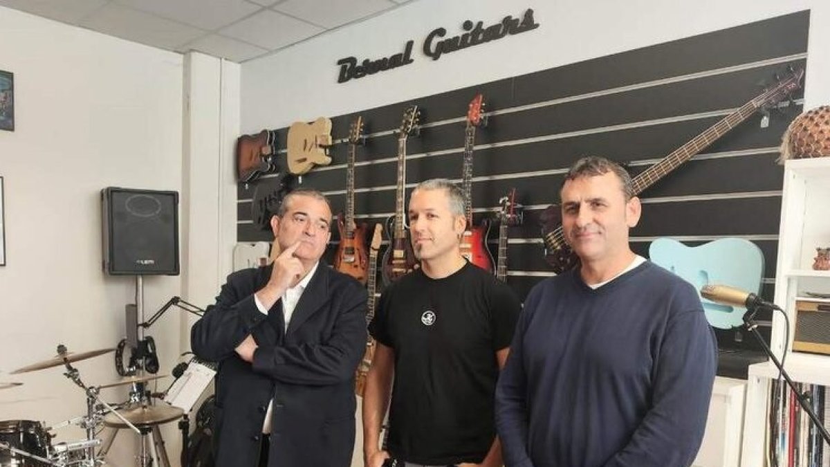 De izda a dcha, Santamaría, Bernal y García en el nuevo negocio Bernal Guitars en las Naves Nido de Soria.