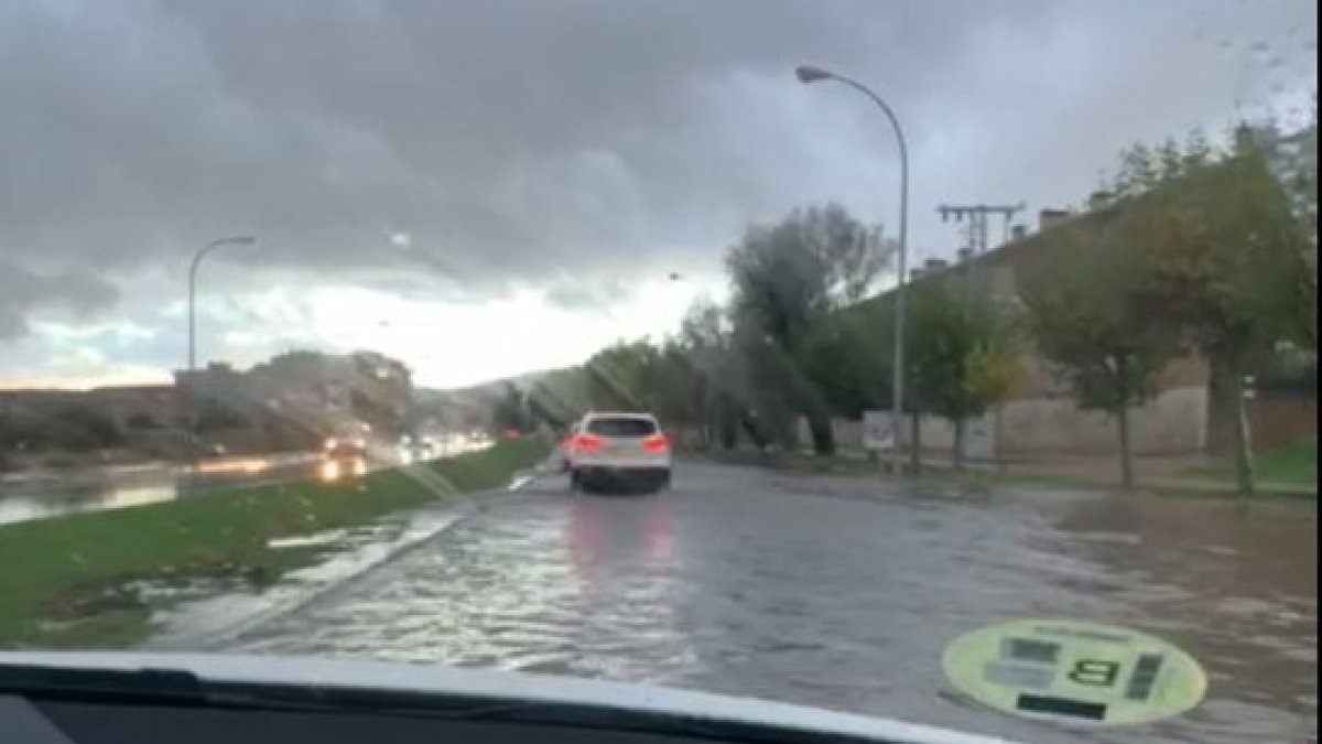 La lluvia vuelve a anegar el polígono industrial en Soria