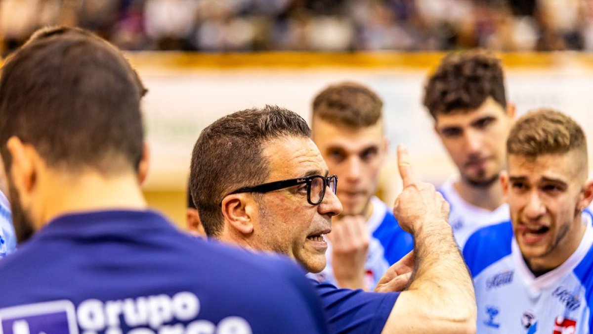 Alberto Toribio se dirige a sus jugadores en un encuentro.