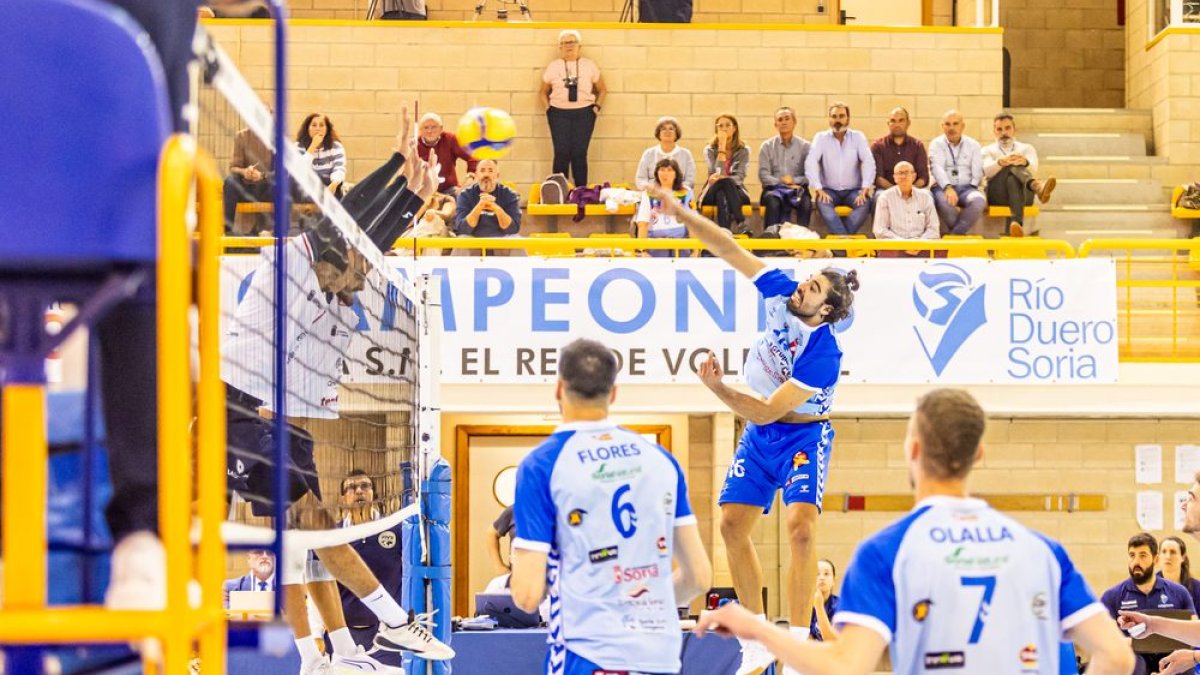 Bruno Cunha remata a la red ante la oposición de varios jugadores de Cisneros Tenerife durante el partido de Challenge Cup disputado hace unos días en Soria.