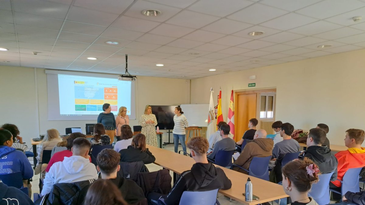 Visita de alumnos de la Universidad Autónoma de Madrid al Catastro de Soria.