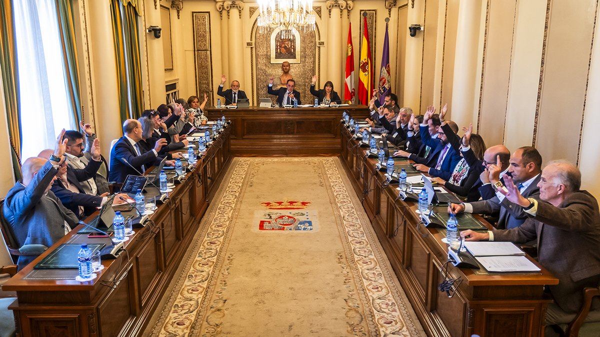 Votando en el pleno la adhesión a la Fundación Vicente Marín.