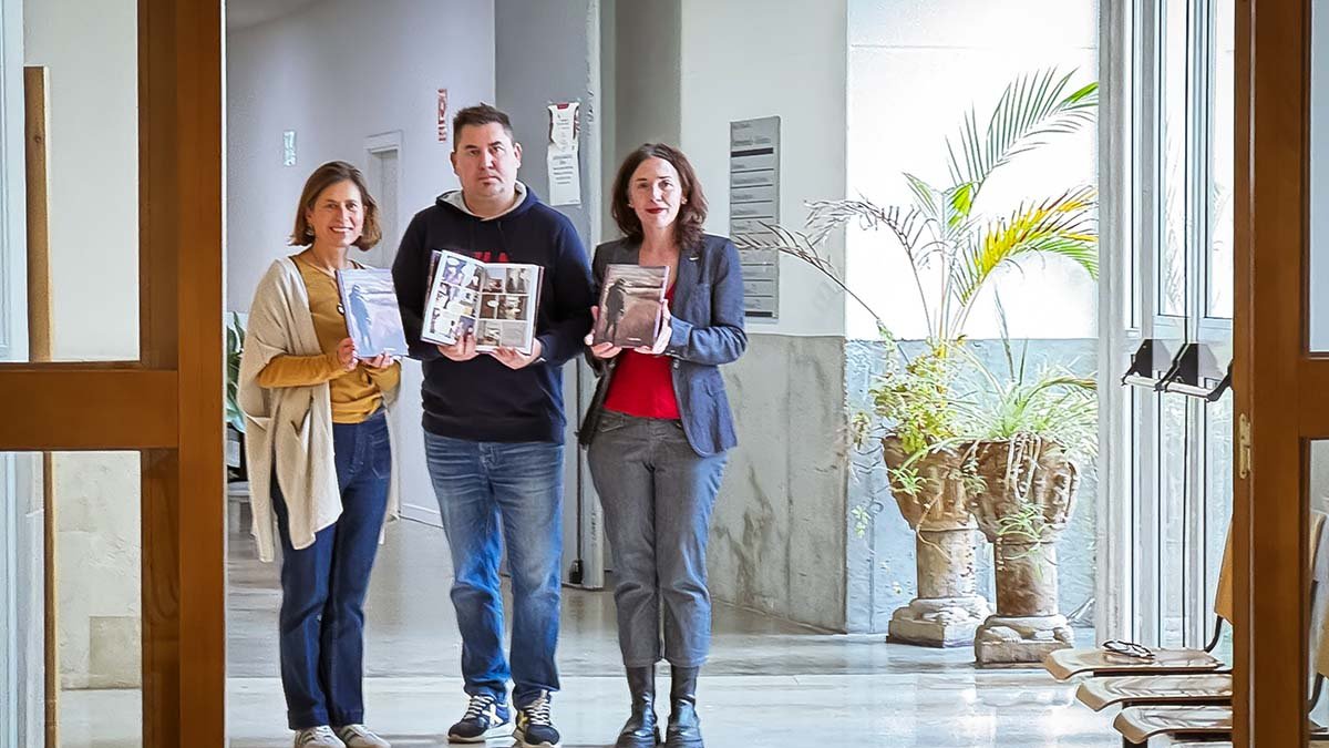 Tres de los cuatro autores de 'Puntadas invisibles'.