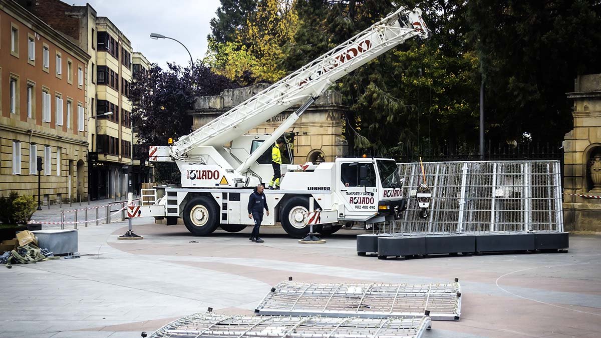 Operarios trabajando esta mañana en el montaje del árbol navideño.