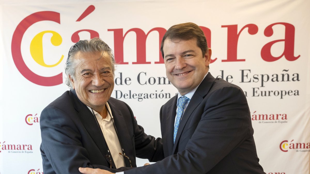 El presidente de la Junta, Alfonso Fernández Mañueco, y el director general de Drylock, Miguel Ángel González.