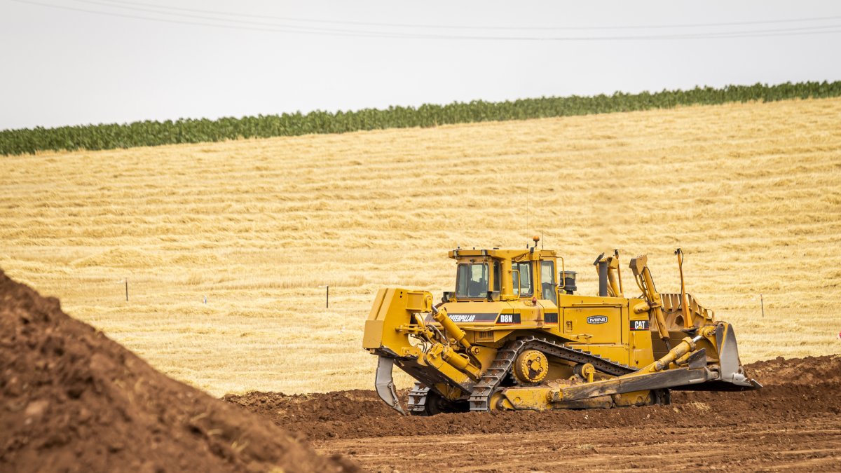 Maquinaria en la construcción de la A-15 entre Fuensaúco y Villar del Campo. MARIO TEJEDOR