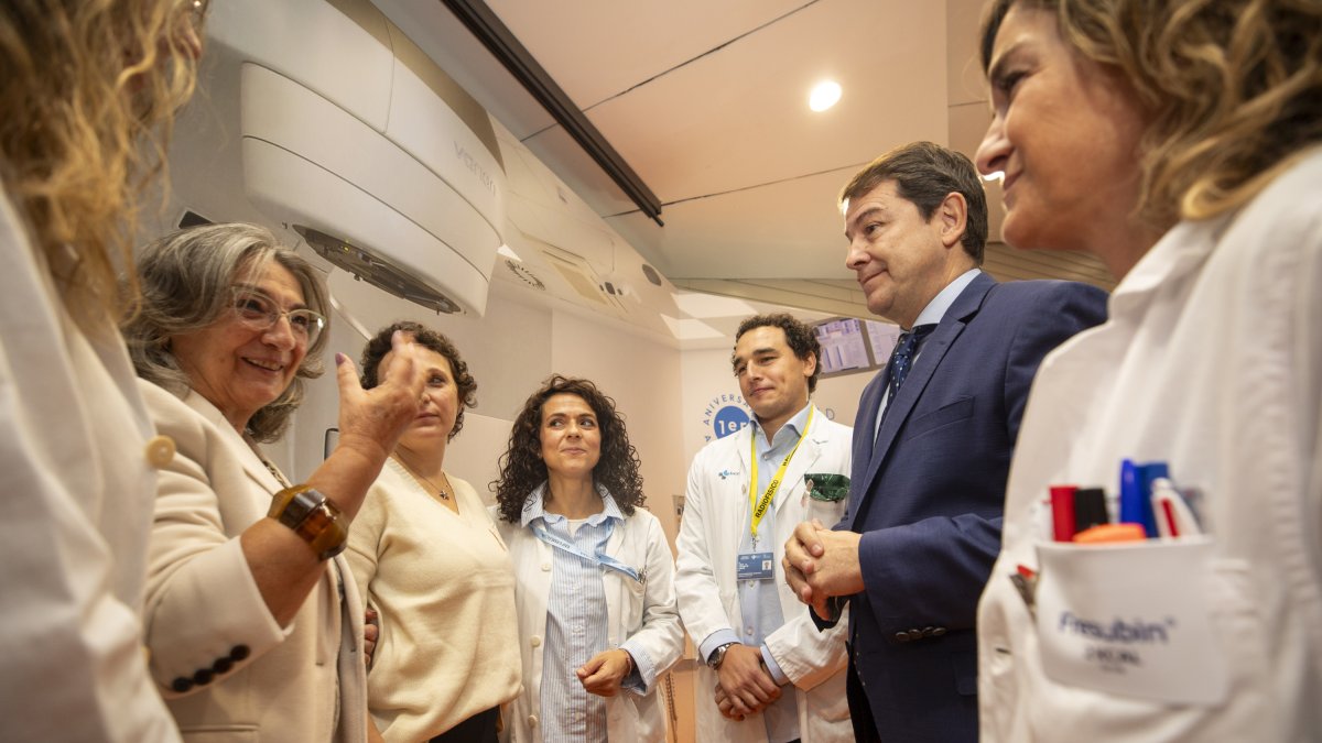 El presidente de la Junta participa en el acto de celebración del primer aniversario de la Unidad Satélite de Radioterapia de Ávila.