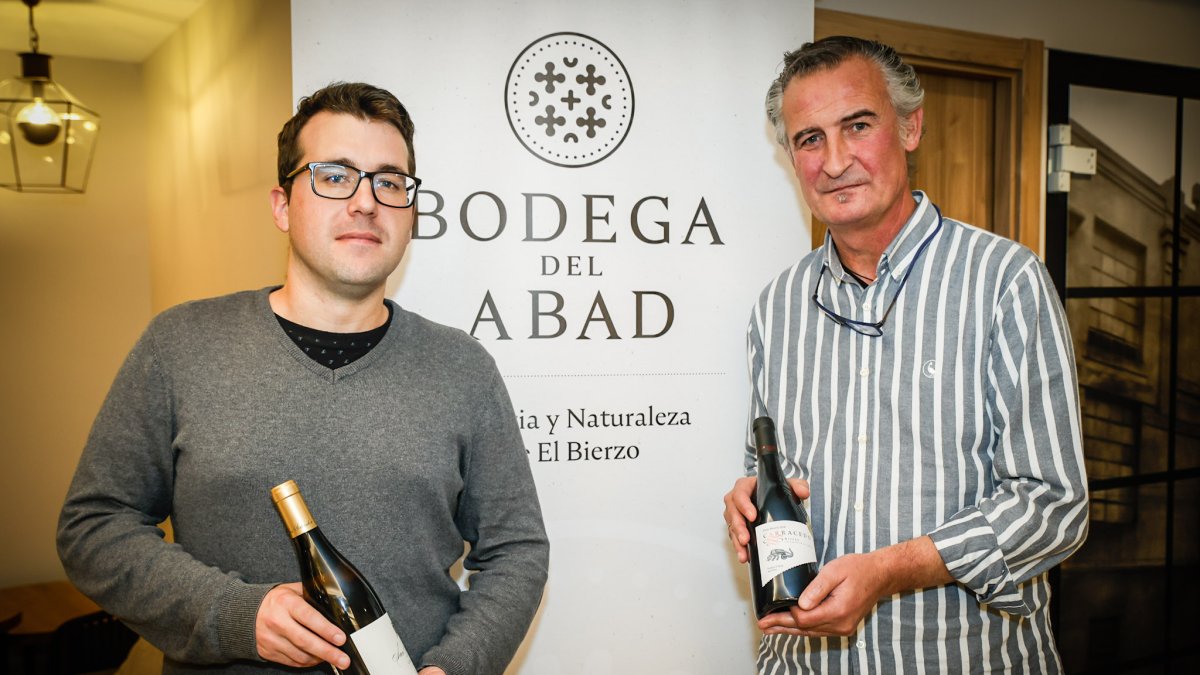 José Cervera, enólogo de Bodega del Abad, con el distribuidor José Antonio Omeñaca. MONTESEGUROFOTO