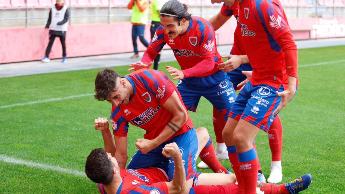 Los jugadores del Numancia celebran el tanto de Bonilla de la primera parte.
