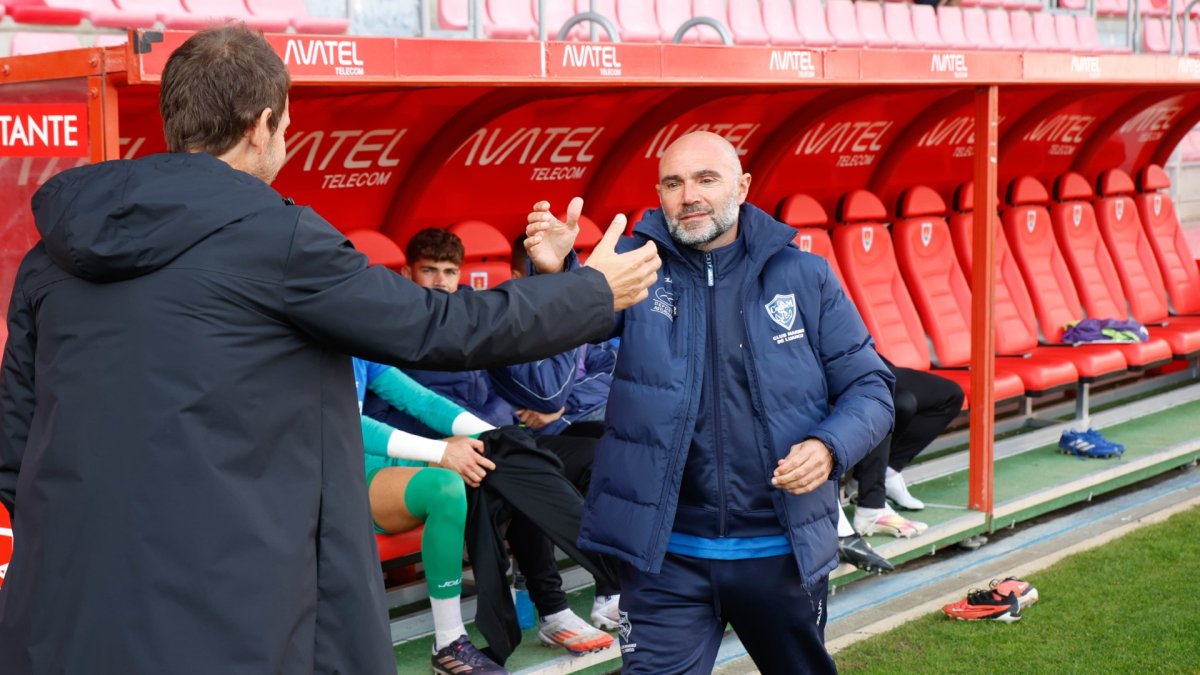 Aitor Calle saluda a Manel Menéndez, técnico del Marino, antes del inicio del partido.