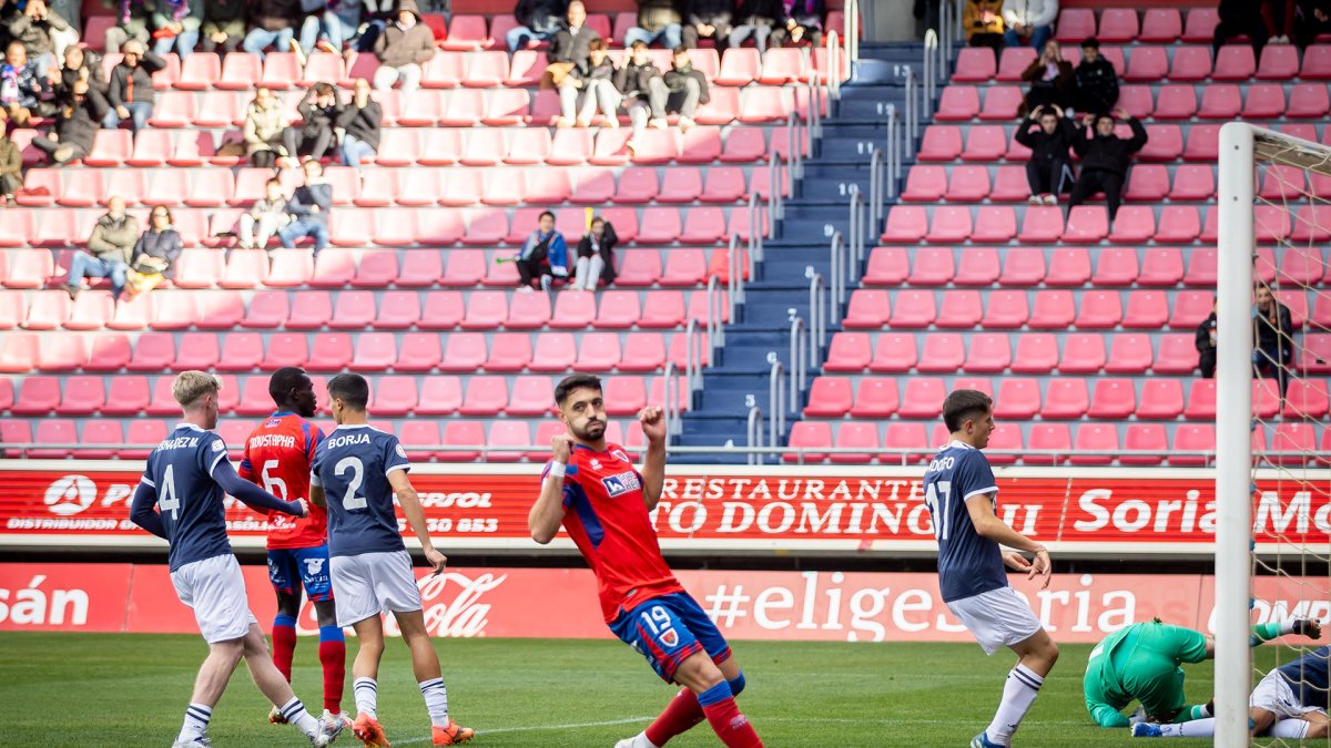 El CD Numancia se mantiene líder tras la victoria ante el Marino de Luanco.