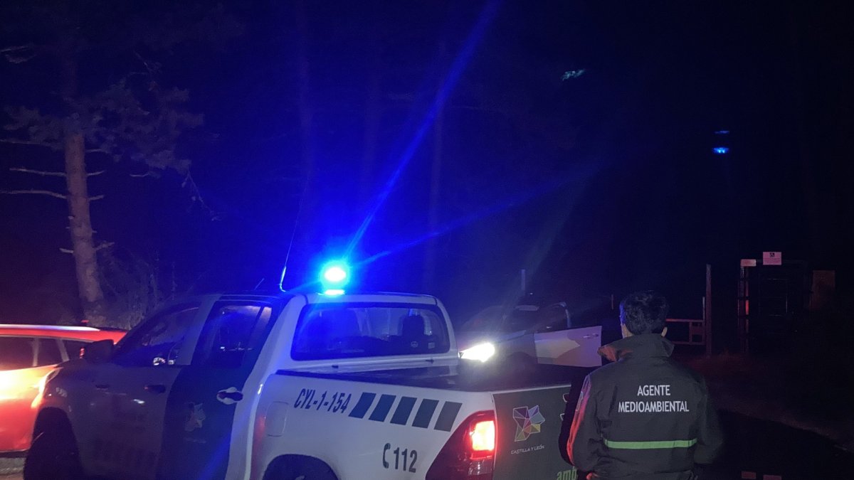 Los agentes medioambientales durante una intervención.