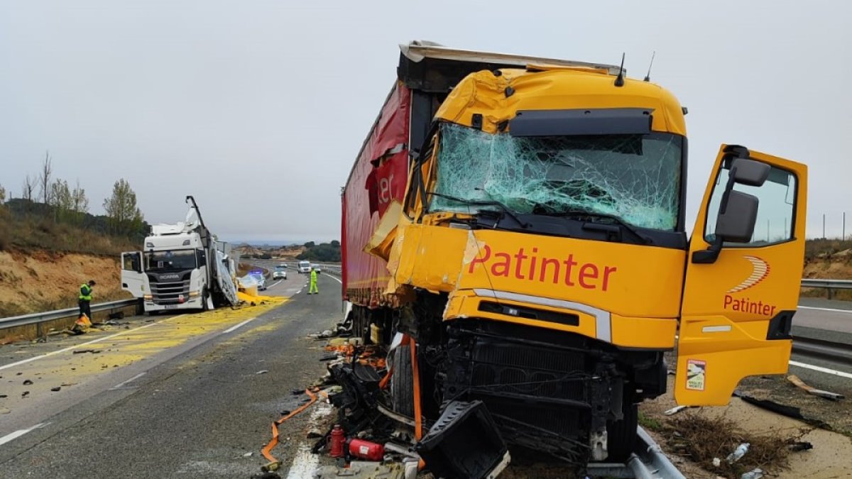 Estado de los dos camiones accidentados en Adradas.
