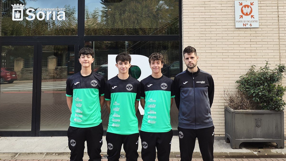 Los componentes del Club Valonsadero Bádminton, Ian Antón, Hugo Sanz, Miguel Pérez y el técnico Carlos Palero.
