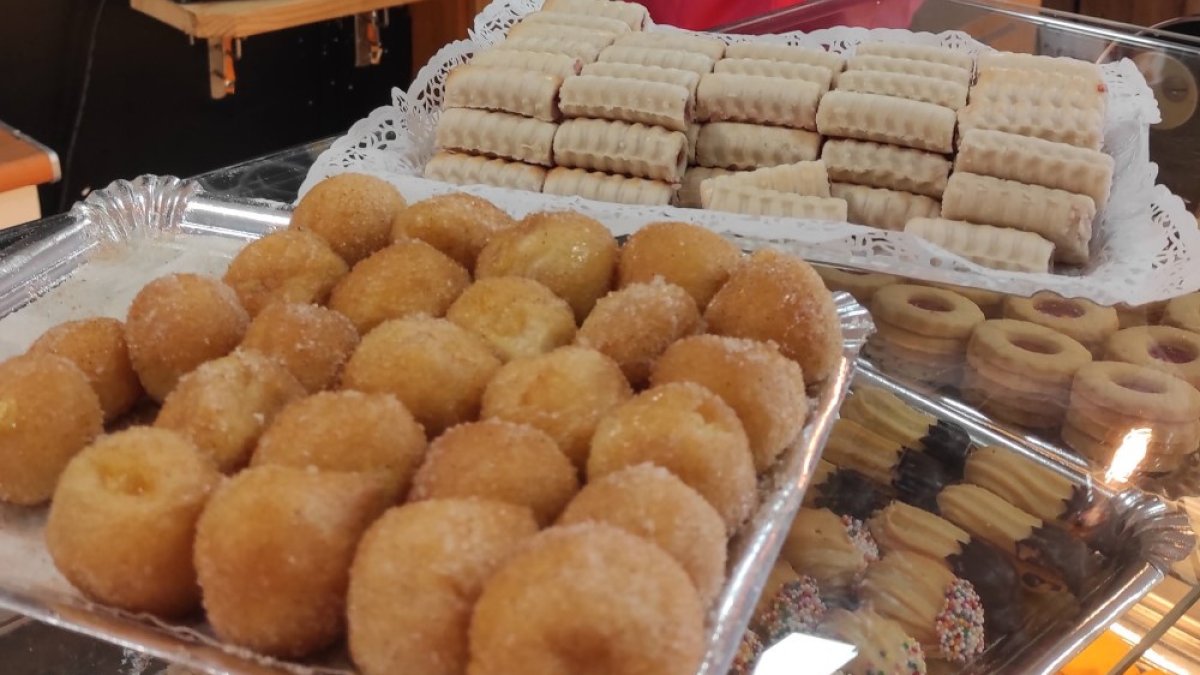 Buñuelos y huesos de santo para el puente de Todos los Santos.