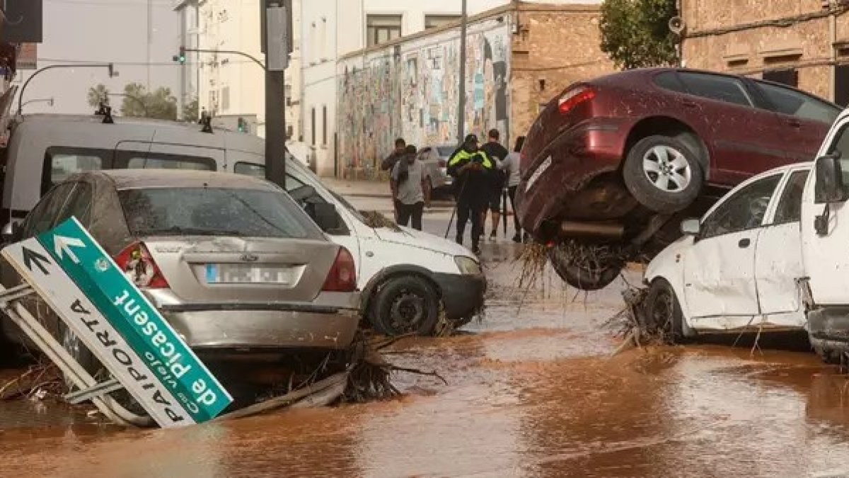 Estado en la que han quedado varios coches en Valencia tras el paso de la DANA.
