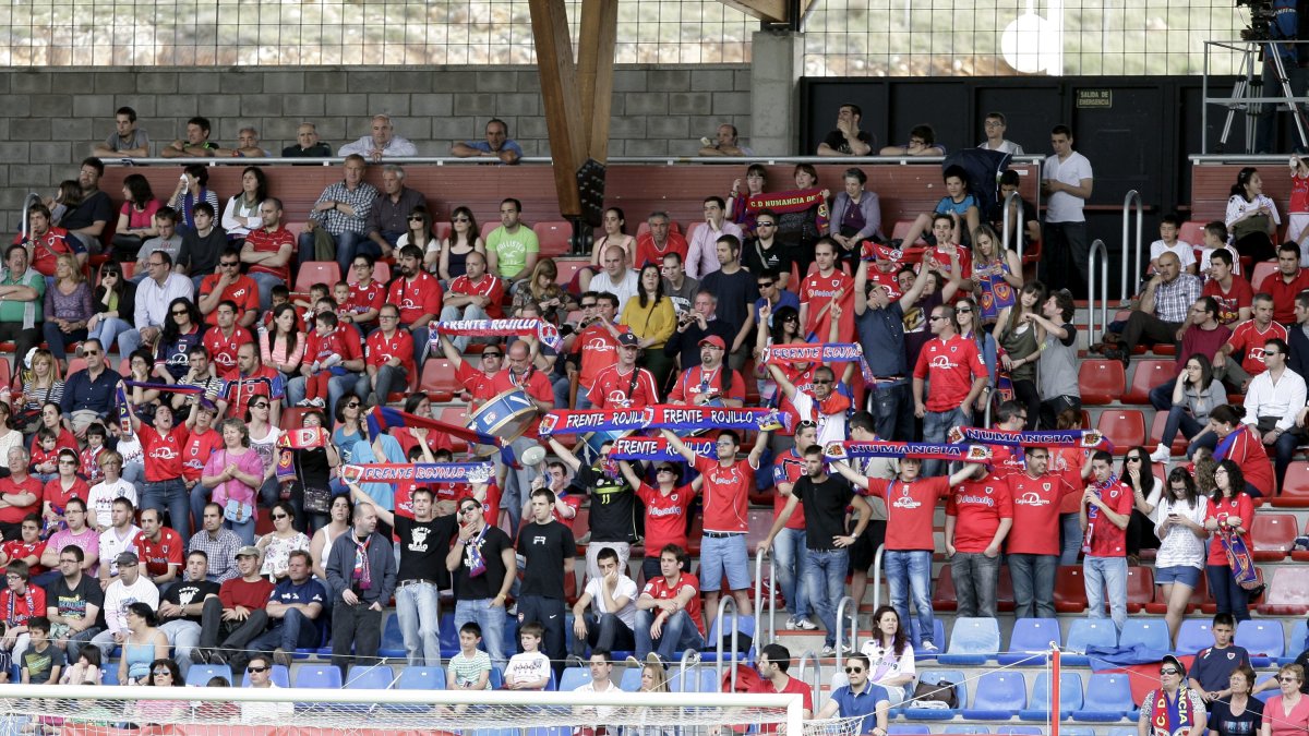 Las peñas del Numancia son las que dan colorido a Los Pajaritos en los días de partido.
FOTÓGRAFO: MARIO TEJEDOR HERNÁNDEZ 10/05/2014