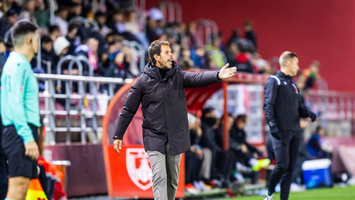 Aitor Calle da instrucciones durante un encuentro en Los Pajaritos.