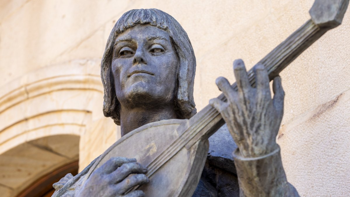 Estatua en la Diputación de Soria del Juglar del Cid.